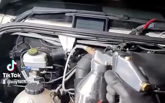 DPF foam flush on a Mercedes Sprinter van: the cleaning gun at work in the engine bay