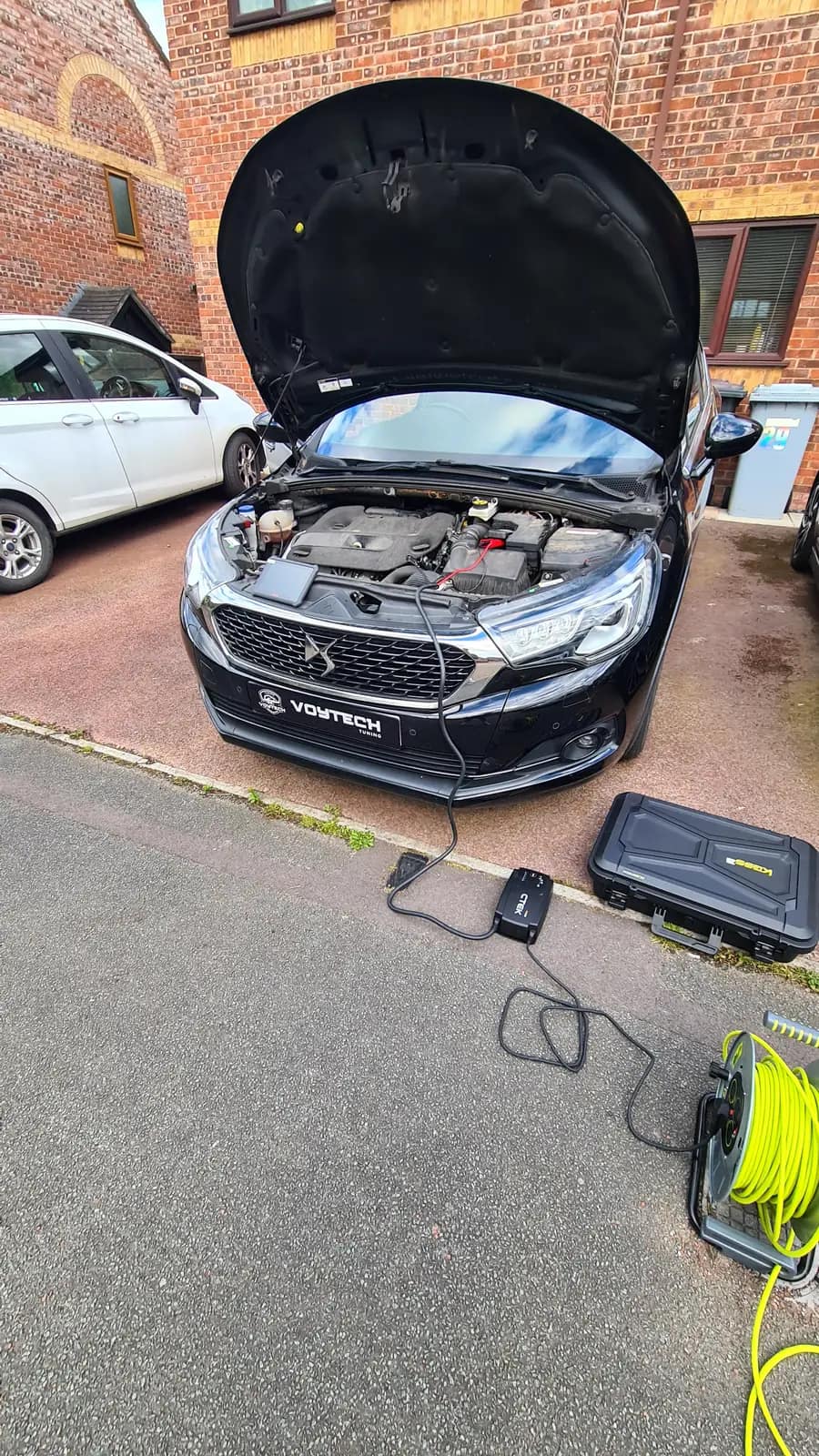 DS hatchback with the bonnet up and the kit connected on a driveway